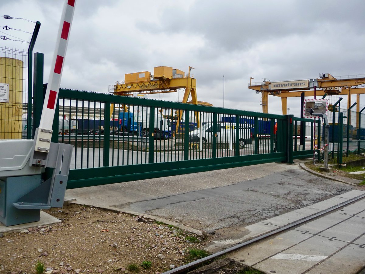 satixi's tweet photo. Dernier chantier de l'année chez un opérateur de #transport #multimodal
D'une envergure de 14,5 mètres, ce portail s'ouvre en moins de 35 secondes
Les feux embarqués améliorent la visibilité de l'ouvrant, de jour comme de nuit.
#madeinfrance #frenchfab #industrie #controledacces https://t.co/07DnKvtKE9