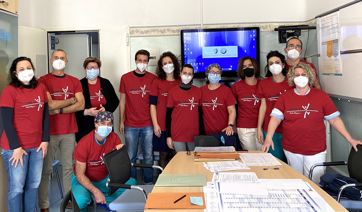 Corrilavita's tweet photo. Ecco i medici, gli infermieri e il personale della #BreastUnit dell'Ospedale #SantaChiara di #Pisa che indossano la maglietta di #CORRILAVITA2021 ❤ Grazie al personale dell'azienda ospedaliera universitaria pisana, grazie a #SenoNetwork e al nostro vettore ufficiale @BrtCorriere https://t.co/YUDnzO5N2a