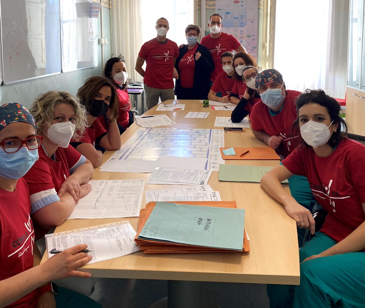 Corrilavita's tweet photo. Ecco i medici, gli infermieri e il personale della #BreastUnit dell'Ospedale #SantaChiara di #Pisa che indossano la maglietta di #CORRILAVITA2021 ❤ Grazie al personale dell'azienda ospedaliera universitaria pisana, grazie a #SenoNetwork e al nostro vettore ufficiale @BrtCorriere https://t.co/YUDnzO5N2a