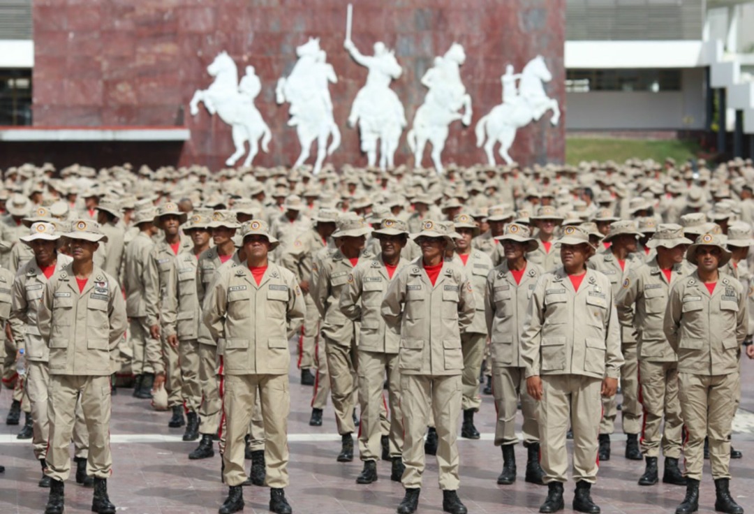 PrensaFANB's tweet photo. 🇻🇪 || Un hombre verdaderamente libre es aquel que teniendo la fuerza y el profundo amor por su Patria, no encuentra trabas a su voluntad en el momento de defenderla ¡Donde el Pueblo puede la Patria se Crece! ¡Que vivan nuestros prominentes hombres y mujeres de la @Milicia_B1! https://t.co/Um1LlDsCil