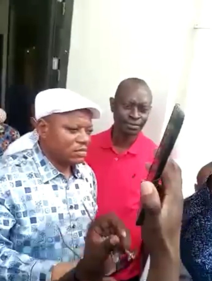 Nous l'avons dit, écrit et réécrit que  cette entourloupe allait mal finir. Le partage du butin finit toujours par séparer les aigrefins. En lingala on dit :"Soki oliaki biloko ya mbwa zala na mbangu"Ce sont les prémices d'un grand chambardement. La suite ne sera pas drôle.