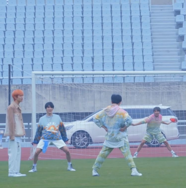 มักเน่ที่ยืนดูพวกฮยองเล่นกันแล้วดูแต่ละคน55555555555566666555