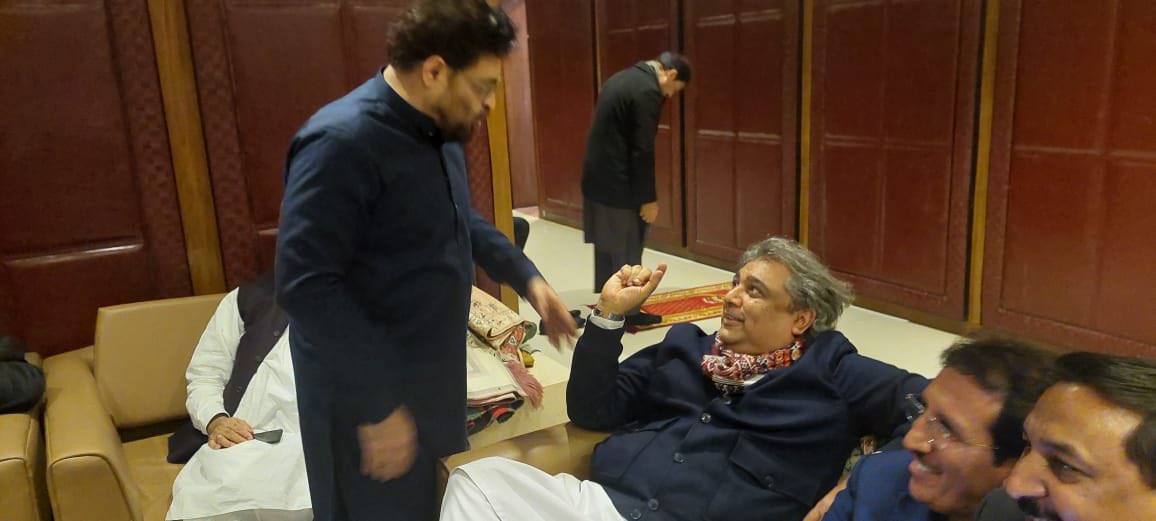 AamirLiaquat's tweet photo. وزیراعظم جناب عمران خان کی ہدایت اور حکم پر جناب علی زیدی @AliHZaidiPTI سے گلے مل کر گِلے دور کر لیے وزیراعظم نے علی زیدی کو ہدایت دی کہ کراچی میں عامر کے بنا کوئی فیصلے نہ کیے جائیں، عامر لیاقت کراچی میں پی ٹی آئی کی کھلی آواز ہے۔ 
@AliHZaidiPTI 
@ImranKhanPTI 
@UKPTIOfficial https://t.co/PDMBYz0WDD