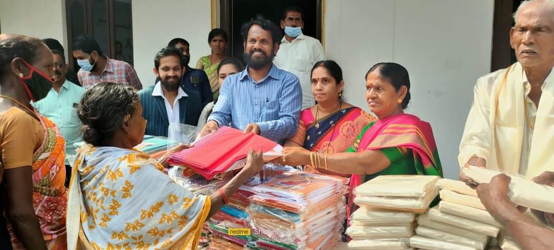 BjpEtcherla's tweet photo. ఎచ్చెర్ల నియోజకవర్గ బంటుపల్లి NER క్యాంపస్లో సంక్రాంతి పండుగ శోభా.బీజేపీ రాష్ట్ర కార్యవర్గ సభ్యులు NER దంపతుల చేతుల మీదుగా పేద ప్రజలకు దుస్తులు పంపిణీ.సంక్రాంతి అందరి ఇంటిలో ఆనందంగా జరుపుకుంటే తనకిష్టమని @NERBJP అన్నారు
#Pongal2022 @BJP4Andhra @MadhavBJP @somuveerraju #Sankranti https://t.co/K6SyMuIyMt