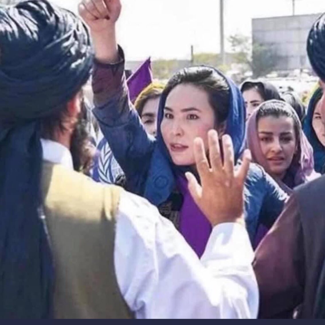 karima_nab's tweet photo. راستي شنيده باشيد ،كه بخاطر حور هاي بهشتي كه زن است ،خود را ميكفانند اما زن هيچ وقت اين را نكرده . و در اين دنيا به فرشته ها ( زن ) احترام ندارند ، زن قدرت دارد . بزن احترام كنيد ، چون زن زندگي ترا ميسازد https://t.co/Vxr7BIIkKS