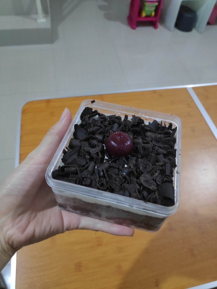 phankmotd's tweet photo. Blackforest jadul dessert box 
IG @phankschocolatefactory
#jualblackforestsurabaya
#blackforest
#blackforestsurabaya
#aespa #BTS_Butter https://t.co/B12NUovrhl