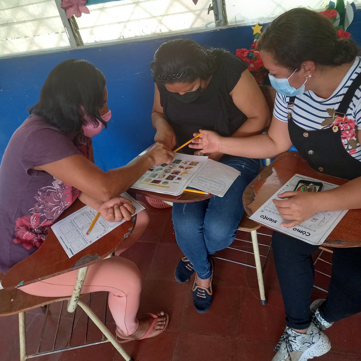 Educated parents are more likely to see the value of education for their children.

Our workshops for parents are a space to share their difficulties accompanying their children's learning and learn about new tools that allow them to enjoy their educational journeys.