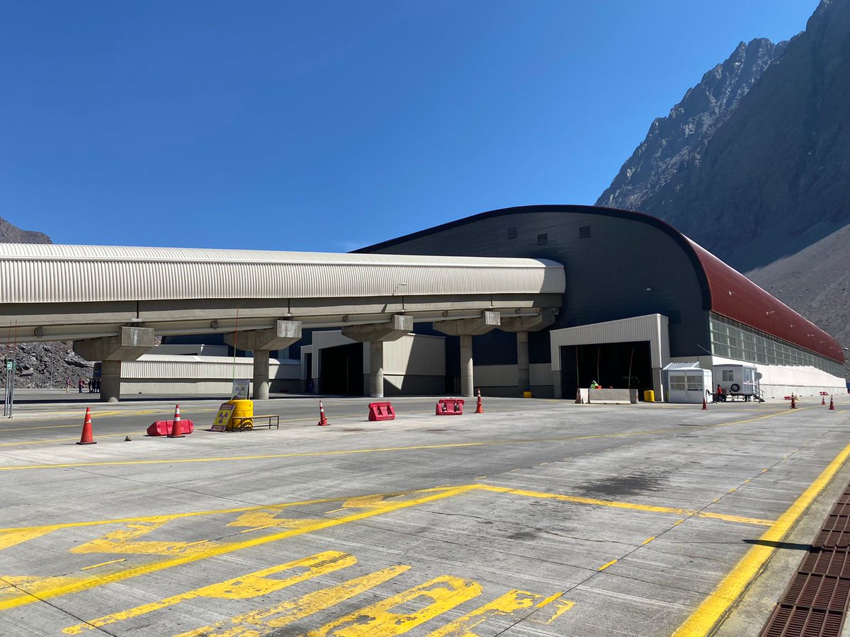 elaconcagua's tweet photo. Autoridad evalúa este viernes 14 de Enero eventual brote de contagios de Covid19 5 en el Complejo Fronterizo Los Libertadores. Inicialmente habría personal de la PDI, Aduanas, SAG, transportistas y pasajeros en estudio como posible casos positivos. https://t.co/GHxLRH6MLX