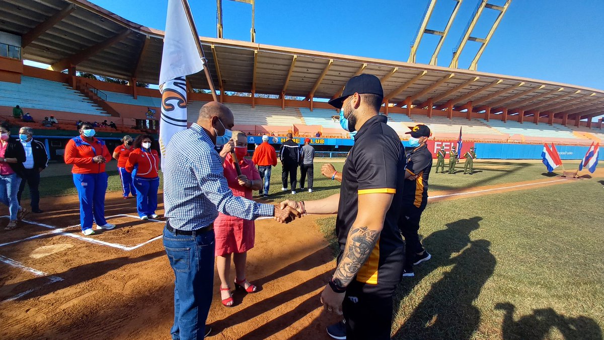 yudi_mercedes's tweet photo. Esta mañana abanderamos a los Leopardos Azucareros de #VillaClara que intervendrán en la 61 Serie Nacional de Béisbol. En estos jóvenes y en su cuerpo de dirección depositamos la confianza de nuevas alegrías para los villaclareños. Felicidades a todos! https://t.co/FxMifycIZt