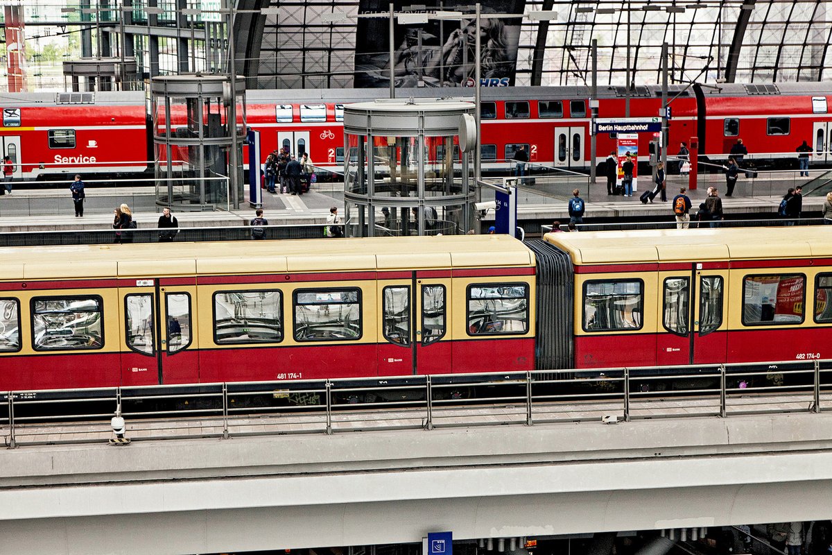 muhde10's tweet photo. Weitere S-Bahn-Planungen für #Spandau
Für eine S-Bahn-Anbindung des #Falkenhagener Felds haben der #Senat und die Havelländische Eisenbahngesellschaft (#HVLE AG) als Betreiber der #Bötzowbahn die Finanzierungsvereinbarung für die Vorplanung unterzeichnet. https://t.co/Gb7dfgEdE2 https://t.co/Kgq7abMau8