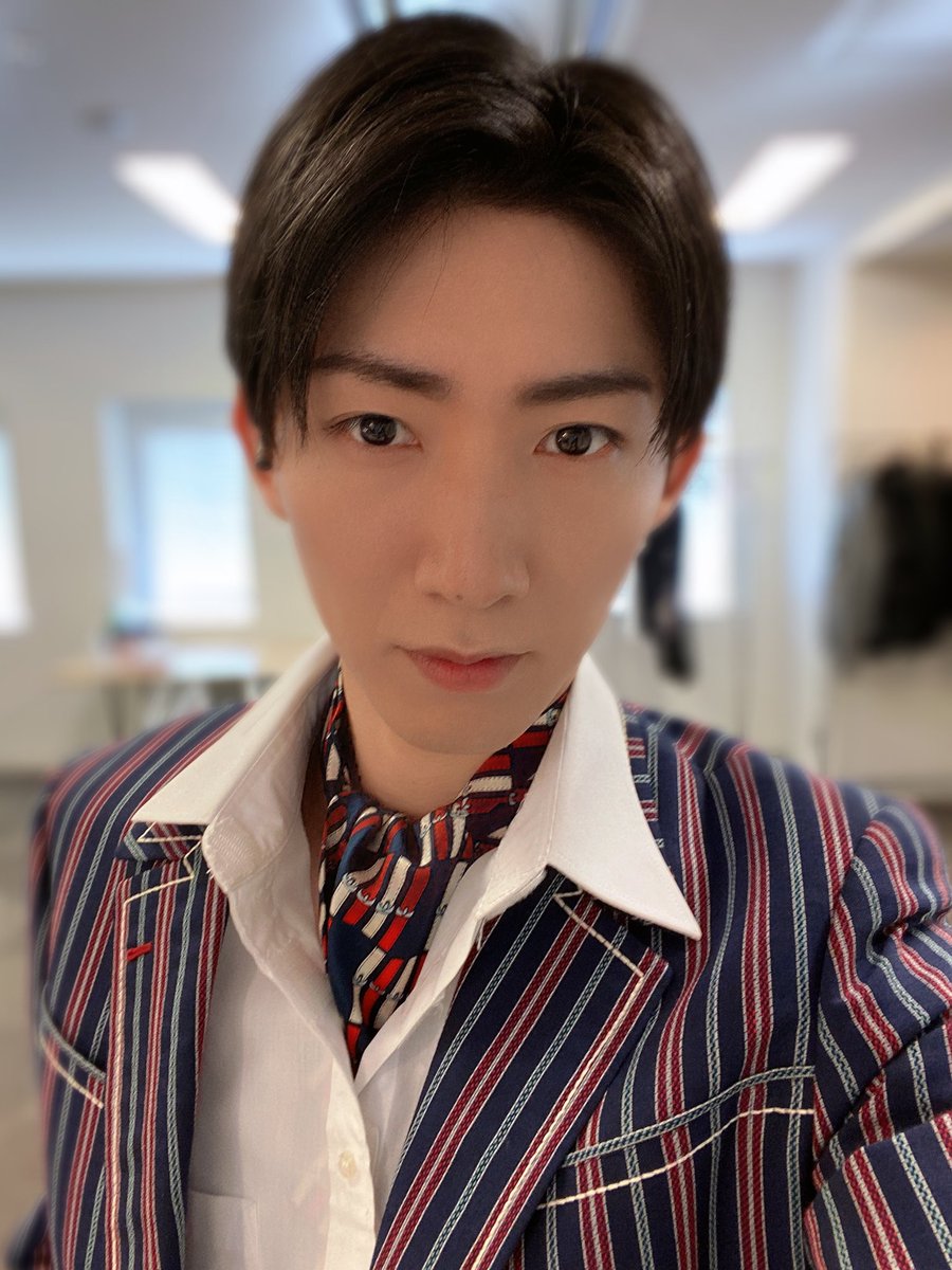 本日も舞台｢夜明けのうた｣ありがとうございました！
面白くて優しい日向野さん(<a href="/shohigano1991/">日向野 祥（ひがの しょう）</a> )と撮りました！嬉しい！🤩
僕はクラブのシーンでの衣装です✨
明日も2公演よろしくお願いします！
おやすみなさい

 #舞台_夜明けのうた
 #夜明けのうた