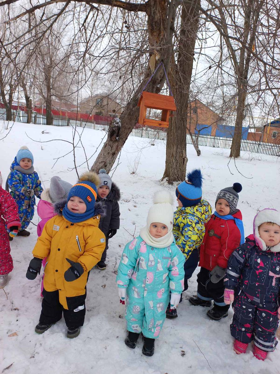 ГБОУ СОШ с.Черноречье д/с Ручеёк
"Трудно птицам зимовать,
надо птицам помогать!
Распилить я попросил
досочку еловую,
вместе с папой смастерил
птичкину столовую"