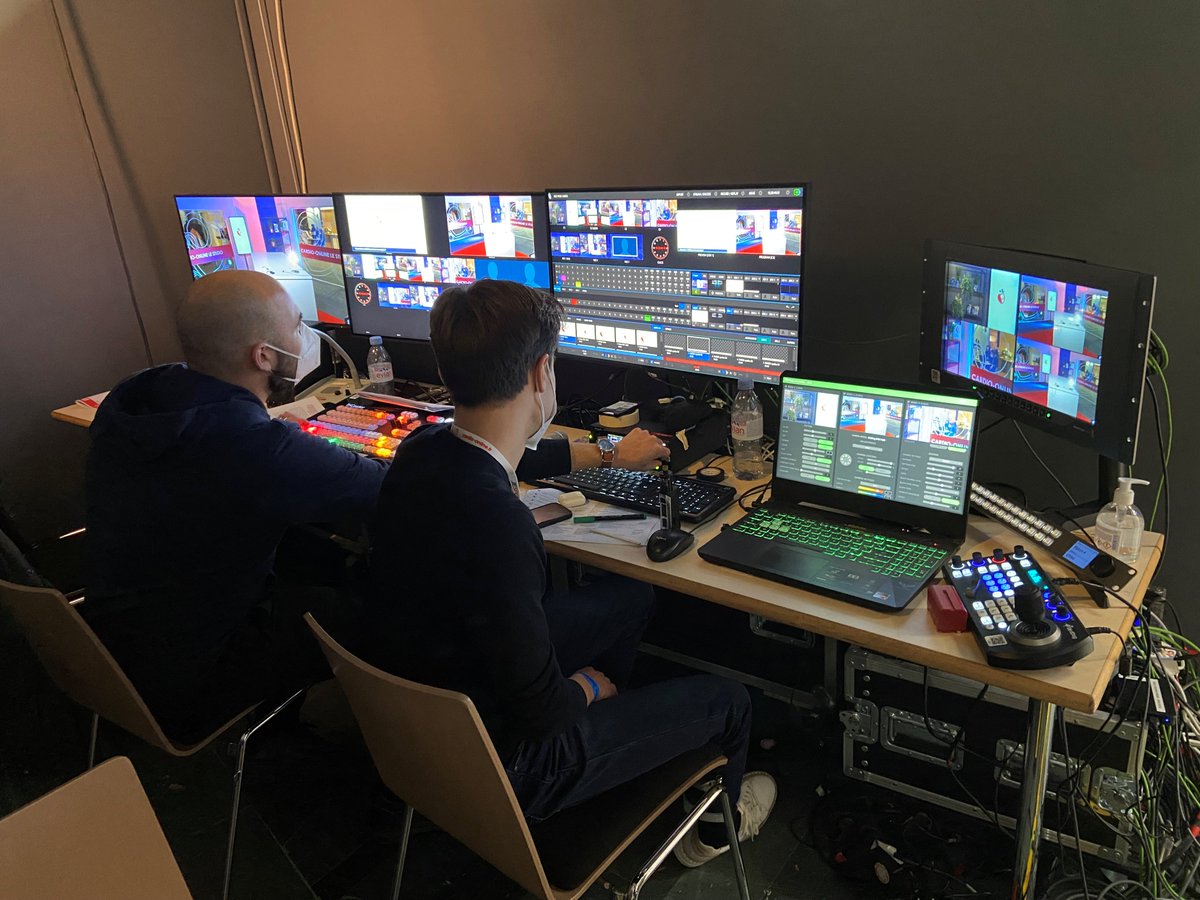 The <a href="/CardioOnline/">cardio-online 🫀</a> 📺📹studio (front and backstage) at #JESFC 2022.

Watch this space for top-notch #cardiotwitter coverage cardio-online.fr