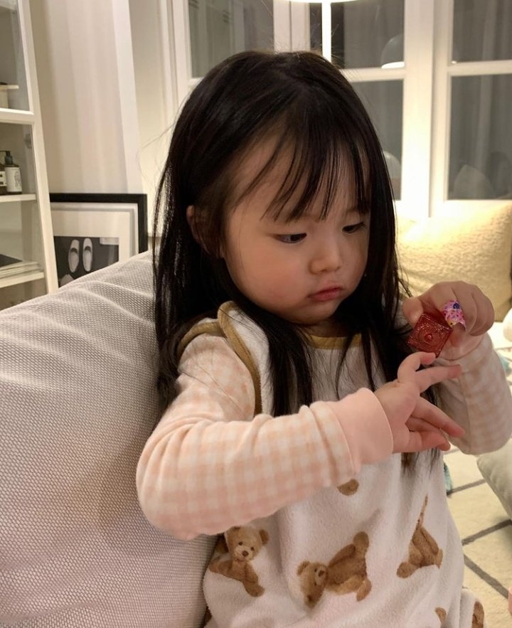 siewrites's tweet image. Lee Gon from Forgotten Memories will prolly raise his daughter with this kind of simple life, especially since momma Taera is not by her side.