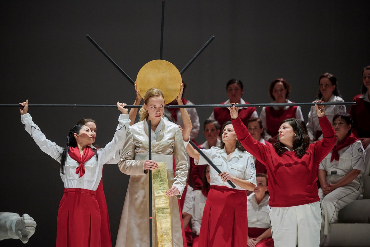 oper_stuttgart's tweet photo. Ein Werk nur für Frauenstimmen! Antonio Vivaldis Oratorium „Juditha triumphans“ feiert am Sonntag Premiere – und heute ist die Generalprobe! Wir freuen uns wie verrückt auf dieses außergewöhnliche Werk in der Regie von Silvia Costa und dirigiert von @BenjaminBayl. #StgtJuditha https://t.co/ENZbOeh1jZ