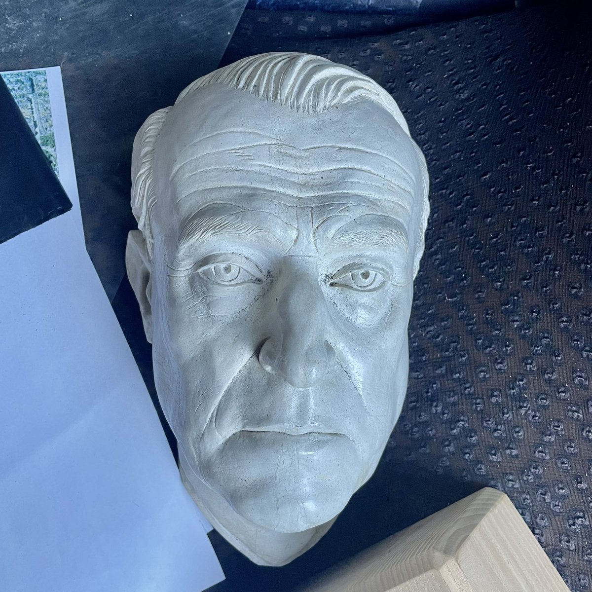 HesterWandel's tweet photo. Ineens sta ik oog in oog met Willem
Frederik Hermans!
Oftewel de gipsen versie voor de bronzen kop, die Sylvia Willink van hem maakte.
Luister naar de #podcast en hoor hoe ze dat deed!
https://t.co/u5rLGNOhtC
#wfhermans @Litmuseum @WFHermans_daily @VW_WFH @vpronms #willink https://t.co/MpV2c5AxZJ