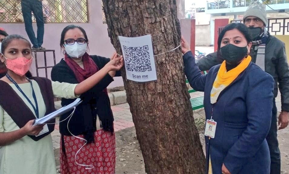 DrArchanaShukl3's tweet photo. We have initiated the QR Coding of trees from Rameshwarm Park, Satna.Soon 71 parks under Nagar Nigam will be QR coded.Kudos to the QR Code team Venkat No-01.@Hooda_Tanvi Thank you for having faith on us ma'am.
#QRcode
@Collector_Satna
@schooledump
@PMOIndia
@CMMadhyaPradesh https://t.co/hsSInoyYFq