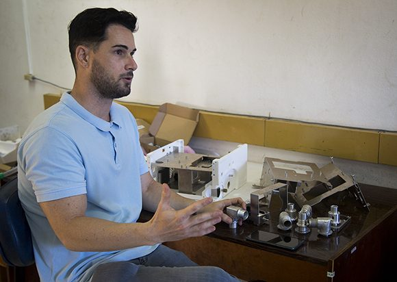 oficult's tweet photo. The young faces behind #Combiovent, Cuba's🇨🇺 high-performance ventilator. https://t.co/yrXgP81ABR
#CubanScience #CubaViveYAvanza https://t.co/vQxa4HUVOV