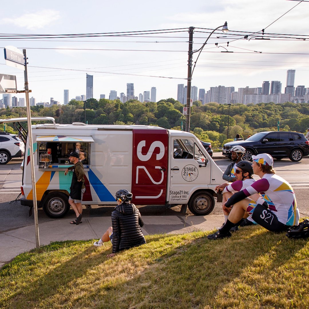 nuovasimonelli's tweet photo. #NSOnTheRoad meets Stage21 and the younger division Ghost Gravel the mobile #coffee shop and #cycling adventure support platforms based in Toronto, Canada🤩 These guys support #cyclists all over Southern Ontario serving them delicious coffees made with #AppiaII🚴☕#NuovaSimonelli https://t.co/fNVqyQtm0A