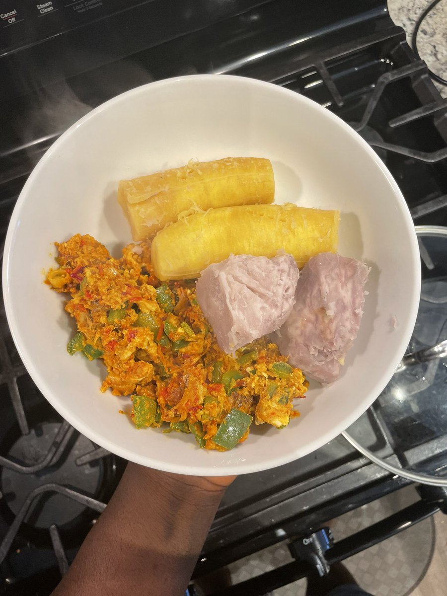 akanji_tomiwa's tweet photo. Breakfast for my parents: Boiled Ripe (should sub for unripe) plantains, Boiled Cocoyam and Fried Eggs with Green Peppers and Scallions x #ChefAyo https://t.co/SFAArSxeb3