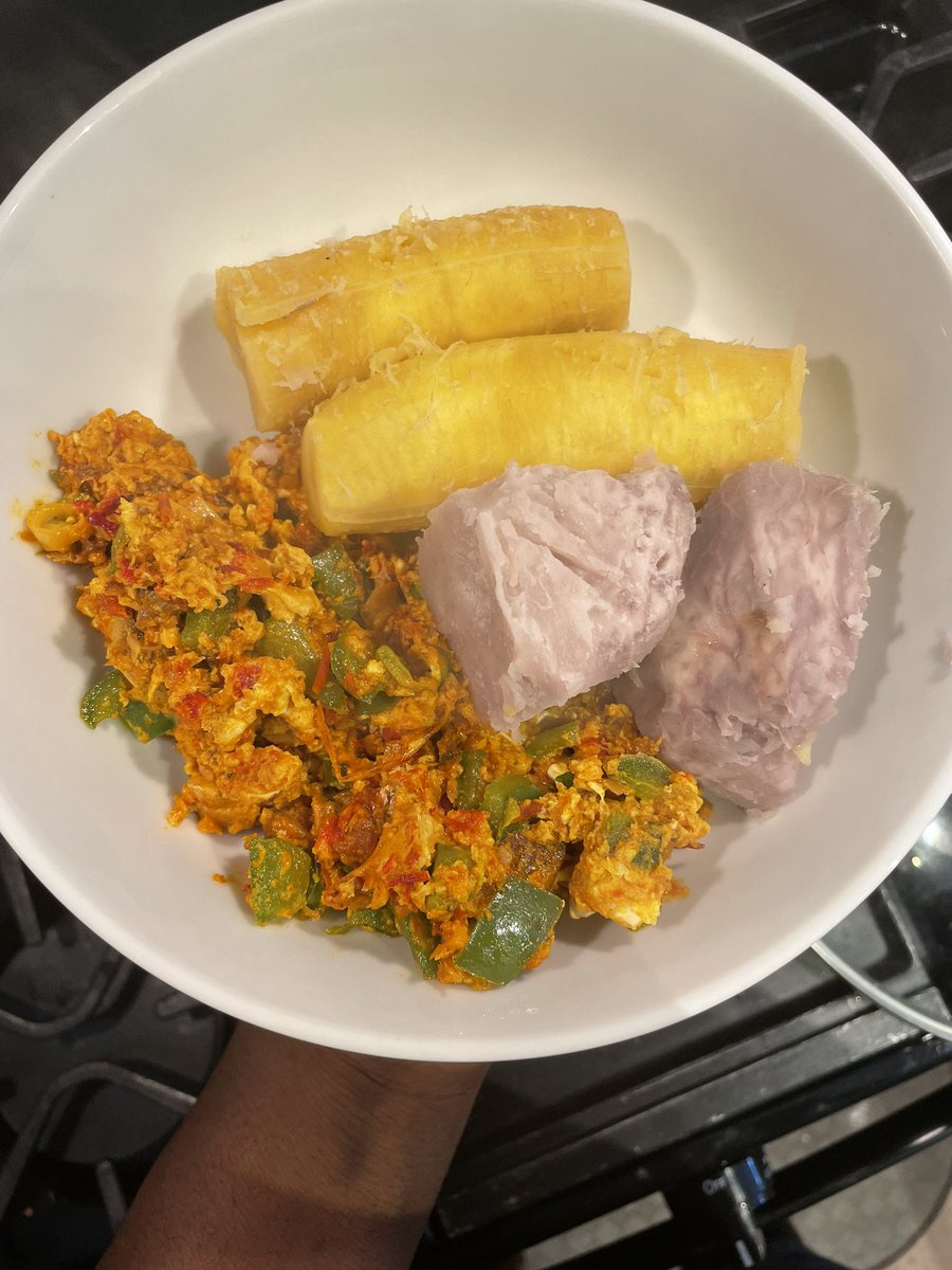 akanji_tomiwa's tweet photo. Breakfast for my parents: Boiled Ripe (should sub for unripe) plantains, Boiled Cocoyam and Fried Eggs with Green Peppers and Scallions x #ChefAyo https://t.co/SFAArSxeb3