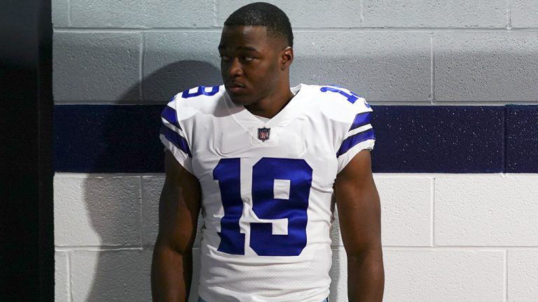 boladividida_br's tweet photo. Após violar regras da Covid-19 em jogo do Dallas Mavericks, Amari Cooper, do Dallas Cowboys, foi multado.
Durante a partida da NBA, o atleta da NFL não teria usado máscara, é o que afirma uma fonte à ESPN.
#NBAnoSporTV #NFLnaESPN #DallasCowboys #MFLL https://t.co/7OOdXLRcsx