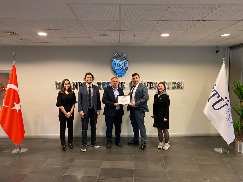 ProfDrKoyuncu's tweet photo. Üniversitemizde düzenlemeyi düşündüğümüz havacılık ve uzay konusundaki uluslararası yarışma hakkında bugün @ituroverteam ve @UketDER YK Başkanı Süleyman Soyer ile görüştük. 🚀

Değerli fikirleri için teşekkür ederim, ses getiren bir yarışma olacak.💪 https://t.co/W8O5VaWwXv