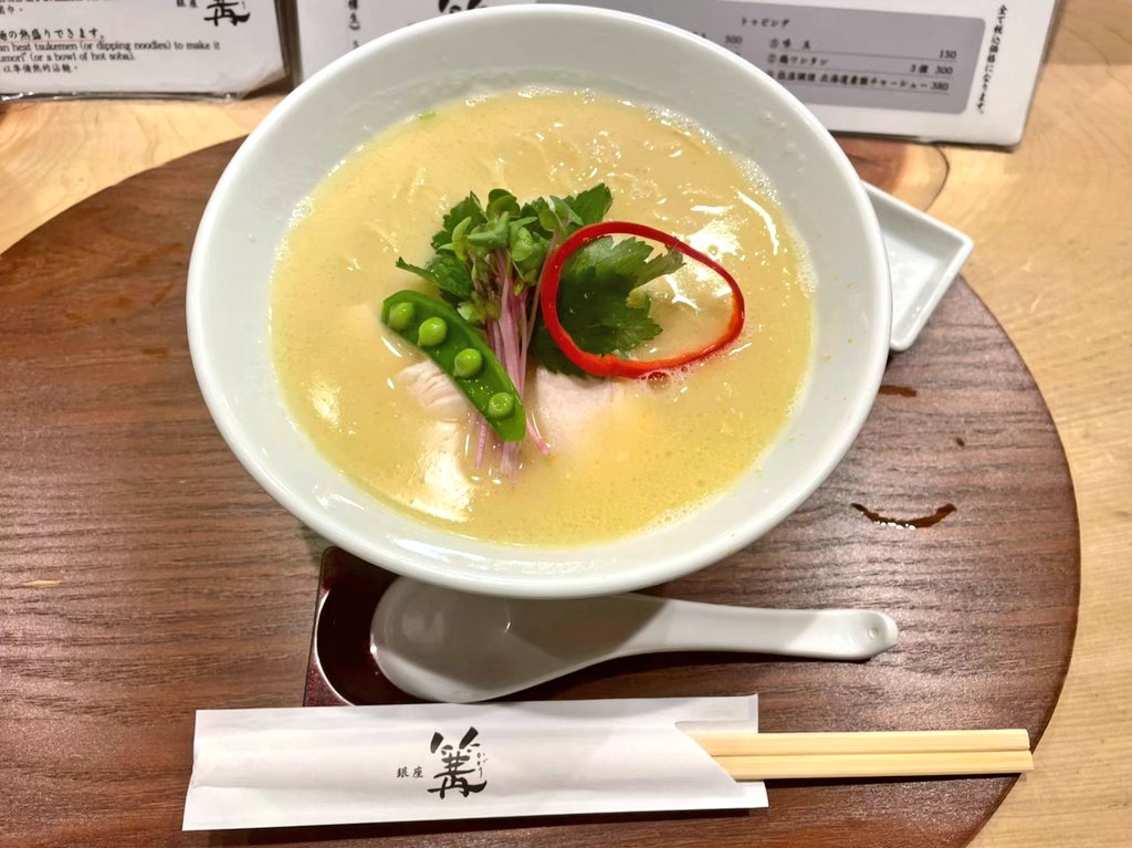 "Ginza Kagari" is located in Tokyo and thick taste ramen made from chicken broth is delicious!
