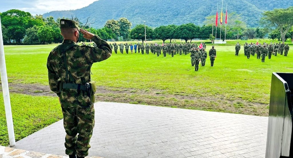 Ejercito_Div5's tweet photo. El Comandante del #BatallónPatriotas16 de la #SextaBrigada del @COL_EJERCITO, realiza la primera relación general del año 2022, dando a conocer las políticas y lineamientos del @COMANDANTE_EJC a todo su personal.
#VolverALoBasico https://t.co/jAzRVlDXd0