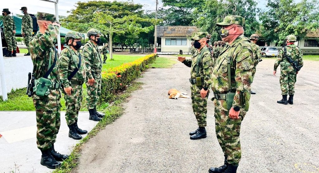 Ejercito_Div5's tweet photo. El Comandante del #BatallónPatriotas16 de la #SextaBrigada del @COL_EJERCITO, realiza la primera relación general del año 2022, dando a conocer las políticas y lineamientos del @COMANDANTE_EJC a todo su personal.
#VolverALoBasico https://t.co/jAzRVlDXd0