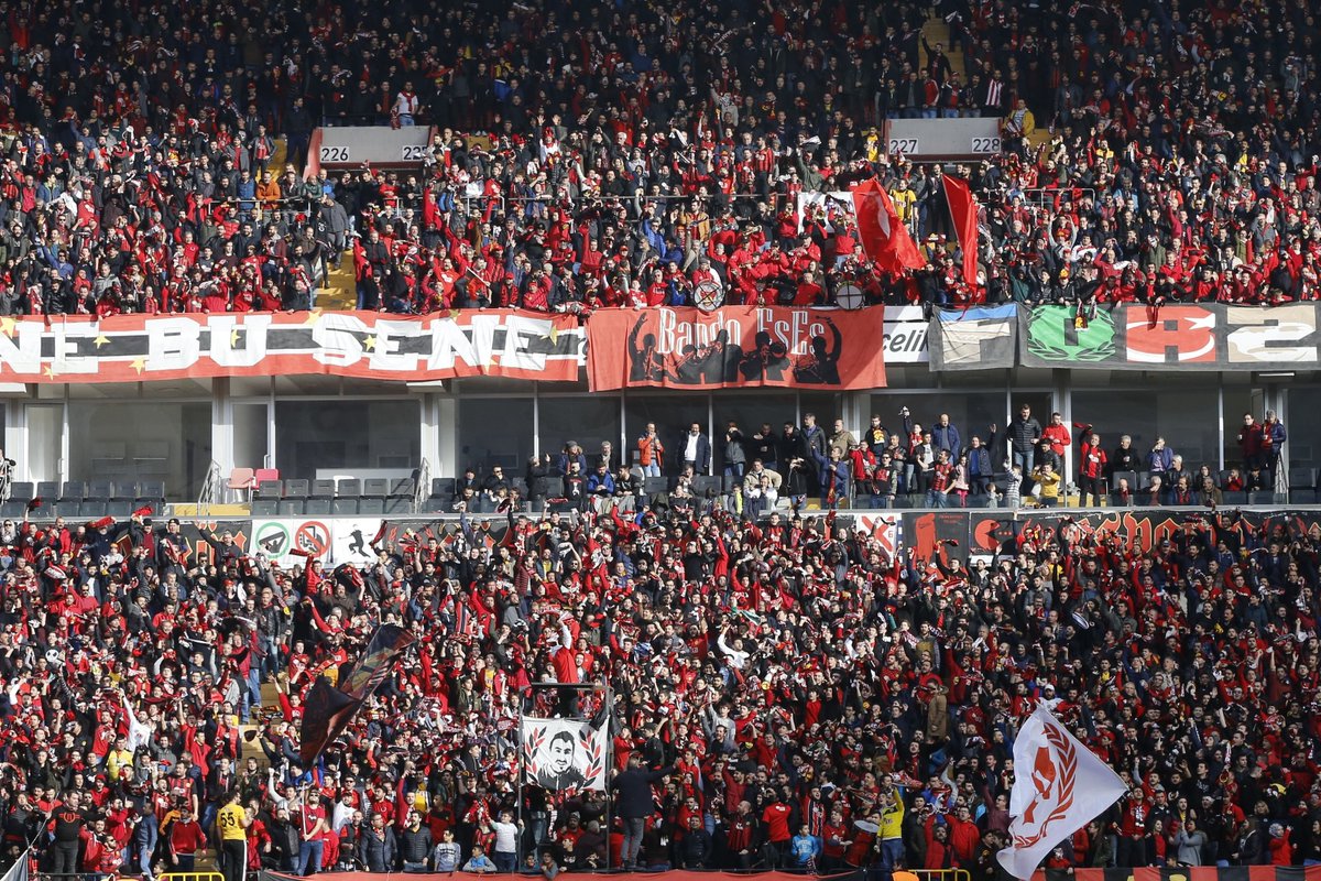 Pazar günkü maçta tribünlerin dolması için 3 neden

- Ligde kalma umutlarının diri tutulması için galibiyet gerekiyor. Takıma destek şart.

- Rakip bir basamak üstte. Kaybetmek makası açacak. Kazanmak büyük moral olacak.

- Ahmet Çalık'ın acısı paylaşılacak...
#Eskişehirspor