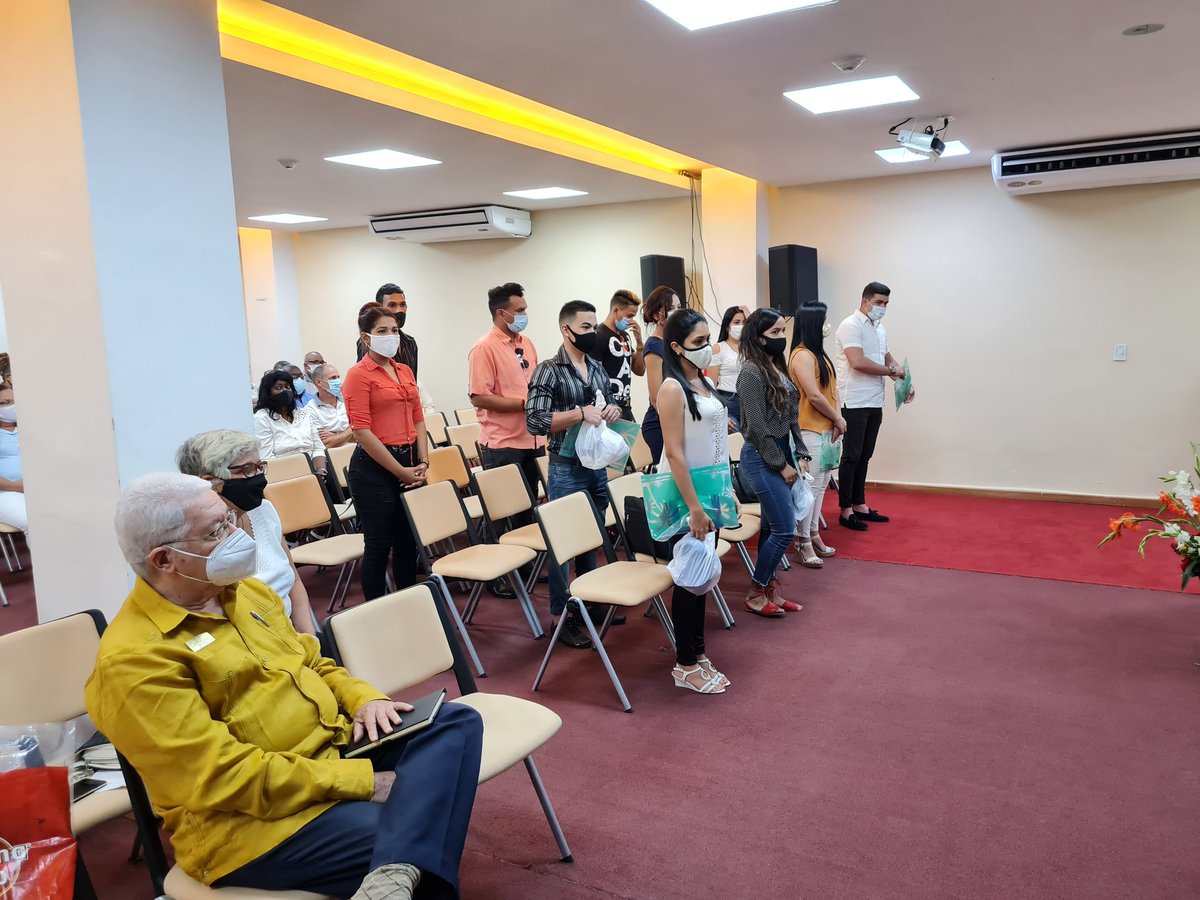 RoneraSdCuba's tweet photo. Comienza la Asamblea de Balance del año 2021 de la @RoneraSdCuba con la bienvenida a los nuevos adiestrados que se han incorporado a la fila de los roneros cubanos. #elproductororiginal #descubreelorigen 
@CubaRonSA @AndroAbon @OrlandoBorrero7 @MarioRV19 @ClaudiaMDOCR https://t.co/UOFywUiQwS