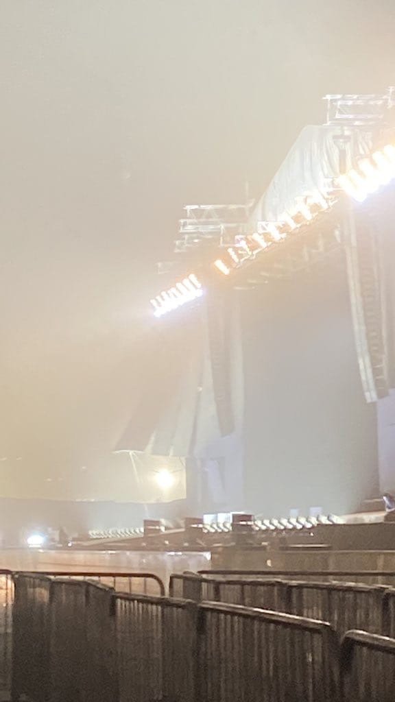 sof_start's tweet image. Стадион, где должны были выступать Stray Kids теперь не пригоден, для выступления. Из-за погодных условий дисплей отвалился.

Надеюсь, что с ребятами все хорошо😰