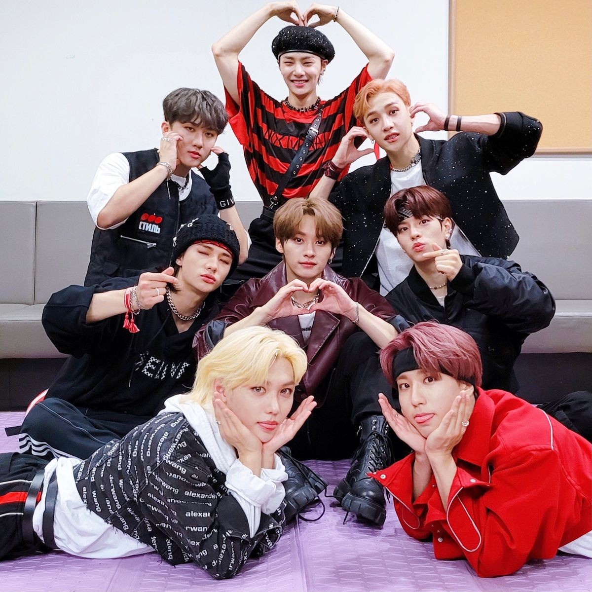 sof_start's tweet image. Стадион, где должны были выступать Stray Kids теперь не пригоден, для выступления. Из-за погодных условий дисплей отвалился.

Надеюсь, что с ребятами все хорошо😰