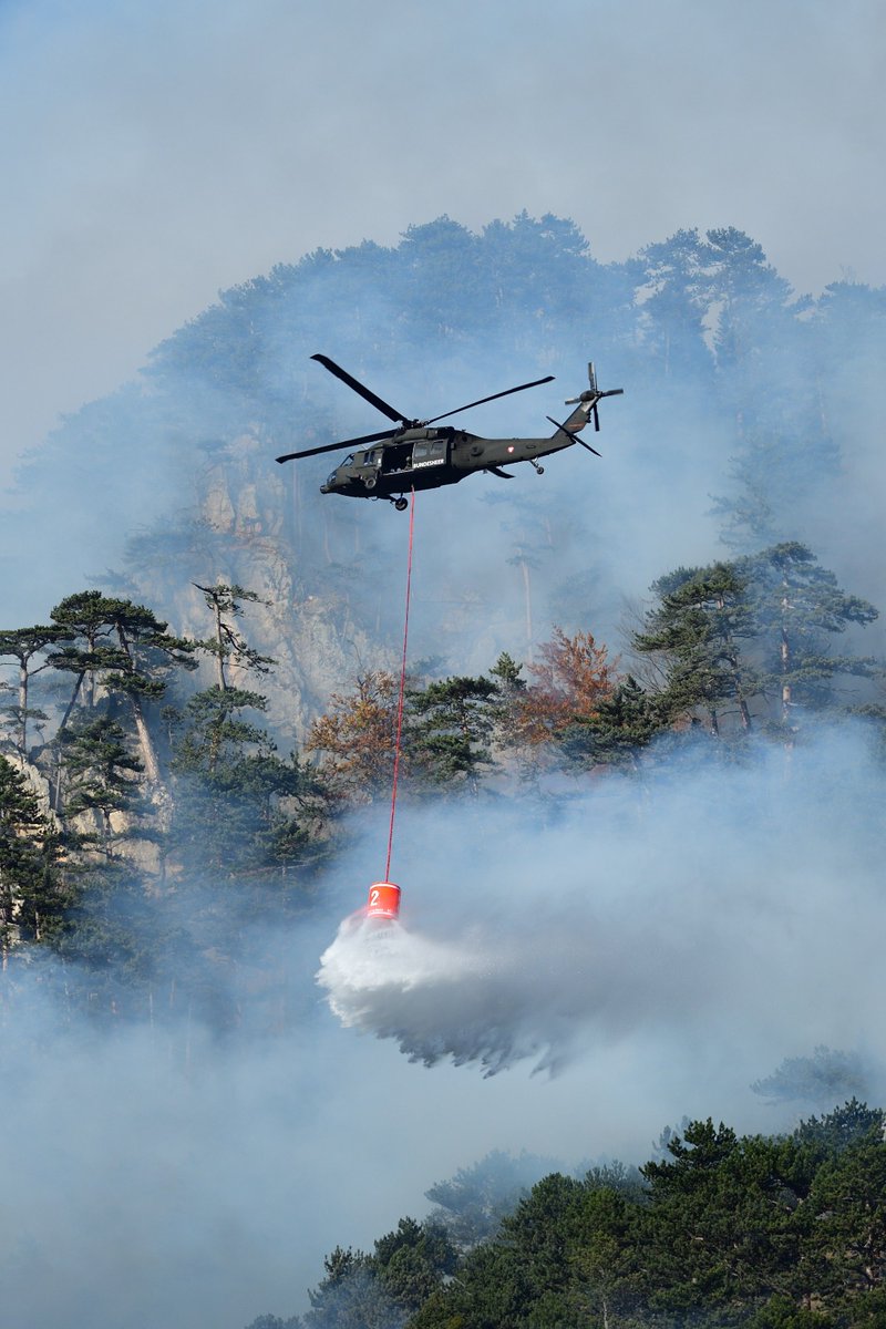Doppeladler's tweet photo. Waldbrandbekämpfung #Hirschwang an der Rax - unsere Reportage ist online: https://t.co/I7xldofWPE
Foto: ÖBH #waldbrand #bundesheer #feuerwehr #flugpolizei #heliaustria https://t.co/cS8RKhhEqP