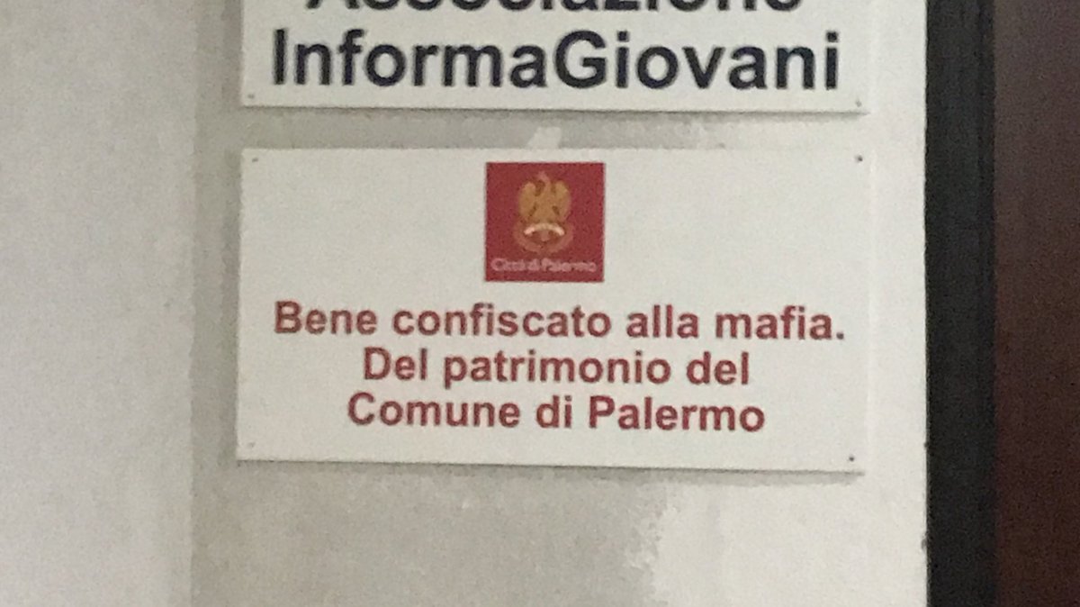 lafeedeslilas's tweet photo. these plaques informing everyone that the building theyโre on was taken from the mafia #justitalianthings https://t.co/fquoOPDyHW