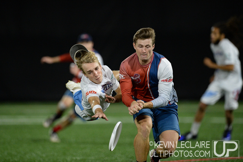 WOW 🤩 what a shot! Crystal clear focus 💎 @LeclairePhoto wins the Professional Action award presented by @viiapparelco. Taken at a @theAUDL playoff game #UPAwards21 @raleigh_flyers