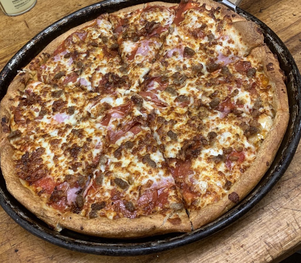 MurrayMrB's tweet image. It’s #FreePizzaFriday! 🍕🍕 Hit that RT button for your chance to win a free large one topping from Mister B’s! Must follow to win.