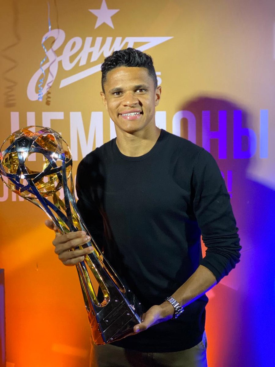Guilherme Arana - Campeão Brasileiro, Melhor Lateral Esquerdo do campeonato, craque absoluto

Douglas Santos - Bicampeão Russo, Melhor Lateral esquerdo do campeonato, craque absoluto.

Tite convocou Alex Telles reserva do Manchester e tem como opção Renan Lodi, reserva do Atleti.
