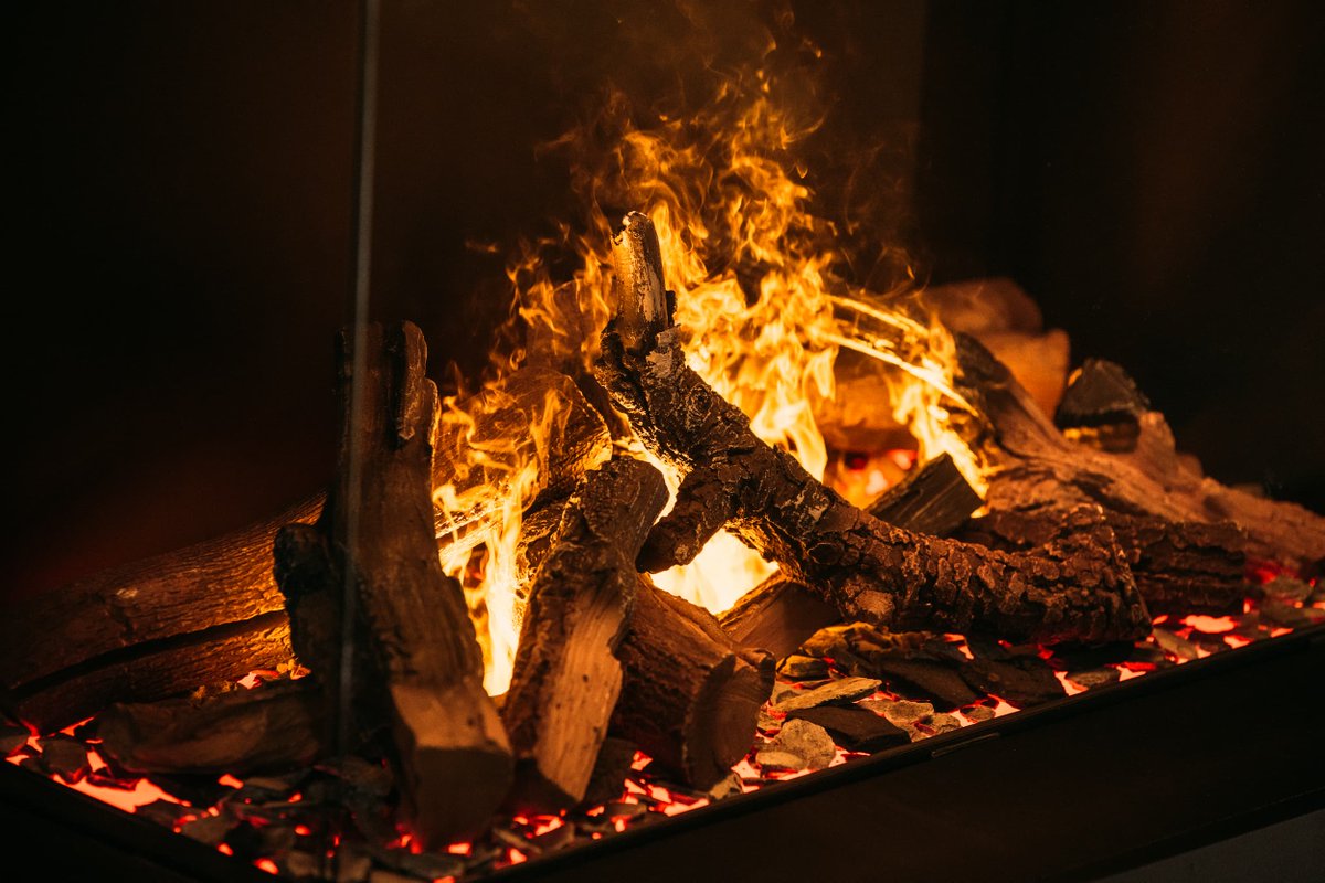 Een haard met 0% uitstoot? Het is mogelijk met de elektrische e-MatriX haarden van Faber. De realistische vlammen van deze haard ontstaan door de combinatie van waterdamp en ledverlichting.  Verbluffend vuur uit water dus!
#wonen #haard #interior #living #Fireplace #design