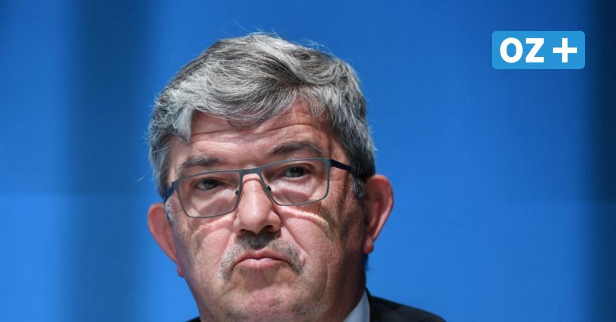 OZlive's tweet photo. Seit mehr als zwei Jahren haben sich Justiz und Politik mit einer Pistole beschäftigt, die Ex-Innenminister Lorenz #Caffier (CDU) gekauft oder erhalten haben soll. Nun muss der Minister in dem Zusammenhang Strafe zahlen. https://t.co/RkJaYL3Qt4 https://t.co/ioh6UwpYko