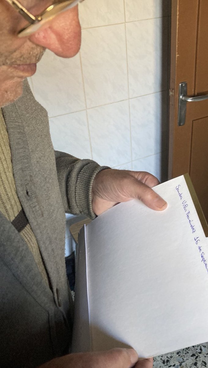 saandravf's tweet photo. meu abuelo non se acordaba do meu cumple e pediume porfavor que llo apuntara no calendario, levao lendo 20 minutos pra non olvidarse.
a ver que deixa de chorar agora https://t.co/DDGmAKBN3G