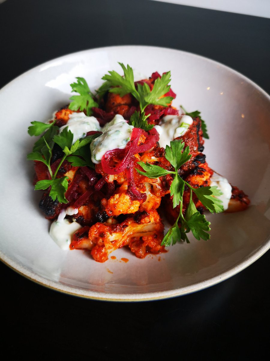 twospoonslondon's tweet photo. Say hello to the weekend!๐
Stop by this evening and enjoy everything that #thelittlebigeasy has to offer and don't miss out on our #talesofhonoroak cocktails. ๐ธ๐น
.
#spicycauliflower #letsstarttheweekend https://t.co/tCOnAPj6g5