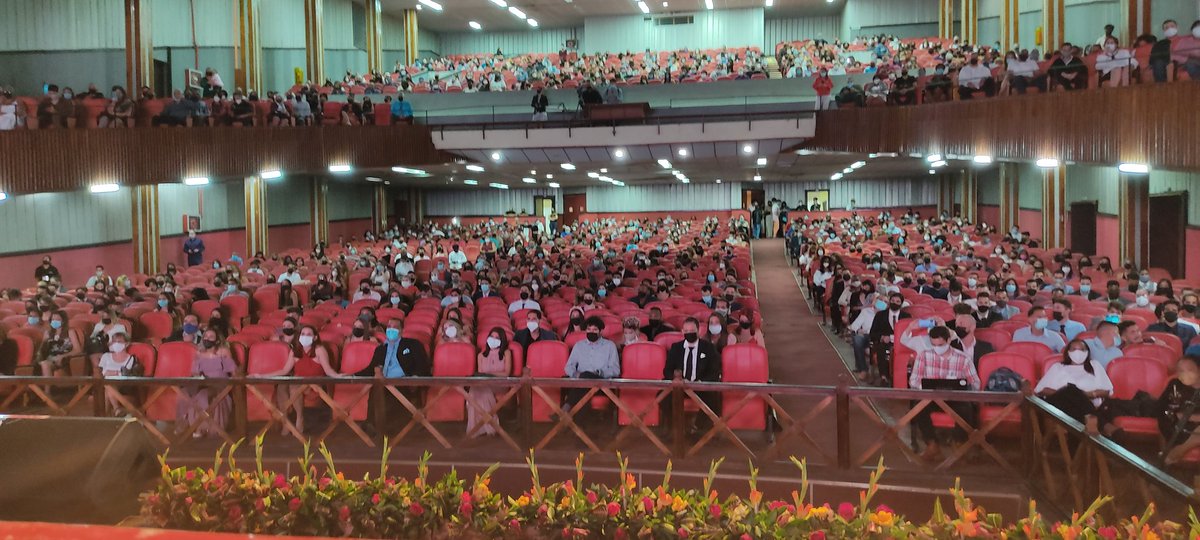 #EnCurso | Estamos desarrollando el acto de graduación de las facultades <a href="/telecujae/">Facultad de Telecomunicaciones y Electrónica CUJAE</a> <a href="/quimicacujae/">Facultad de Ingeniería Química</a> <a href="/elecujae/">Facultad de Ingeniería Electrica de la CUJAE</a>
Ingenierxs que comienzan su vida profesional con todo el compromiso y profesionalidad que les entregó el <a href="/AlmaCujae/">Alma Cujae</a>.
¡Felicidades! 💐 pic.x.com/4HXGraEmkT