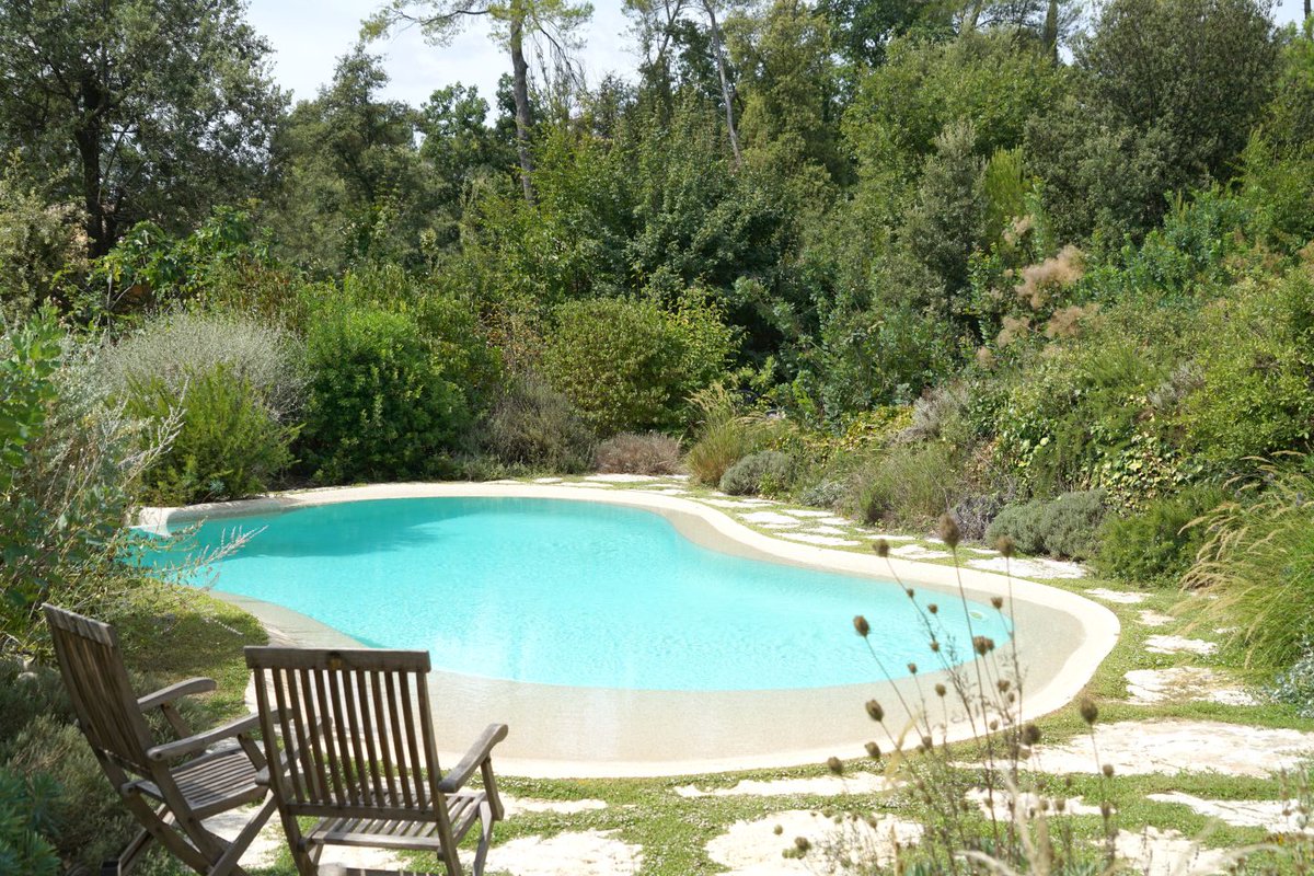 diffazurpiscine's tweet photo. Pour ce projet nous avons réalisé une piscine nature, afin de conserver l’esprit naturel du jardin. Les bords naturels sont habillés avec le revêtement Naturalroc, constitué de micro-gravillons de rivière, qui accentue l’effet lac naturel.
📸🌊
#diffazur #piscine #inspiration https://t.co/SJNUuS19v5