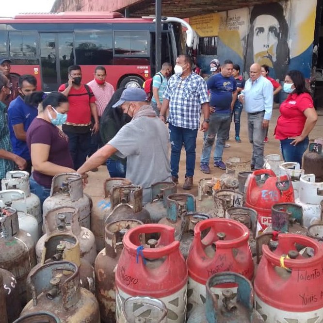 trans_monagas's tweet photo. #Ahora | #14Ene El Gob @ErnestoPSUV_  demuestra su contundente apoyo -y en sinergia con @Gasmaca_ca-  fue atendida nuestra fuerza productiva con la distribución de cilindros de GLP; garantizando así la protección de sus familias. Vamos a cambiarlo todo! 
#QuítaleLaCoronaAlVirus https://t.co/t6OTOxyVPJ