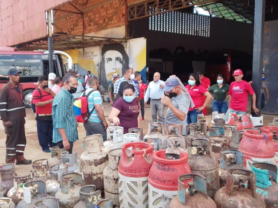 trans_monagas's tweet photo. #Ahora | #14Ene El Gob @ErnestoPSUV_  demuestra su contundente apoyo -y en sinergia con @Gasmaca_ca-  fue atendida nuestra fuerza productiva con la distribución de cilindros de GLP; garantizando así la protección de sus familias. Vamos a cambiarlo todo! 
#QuítaleLaCoronaAlVirus https://t.co/t6OTOxyVPJ