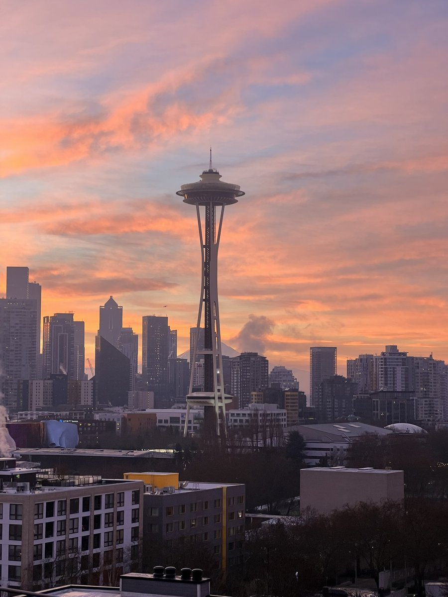 polkiewicz's tweet photo. Sunrise in Seattle @KSeattleWeather @NWSSeattle https://t.co/Xiy2WIA2cz