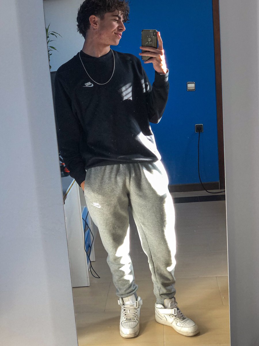 mi color fav??? el rojo jajajaj me toca, cuantos dedos te caben en el coño????