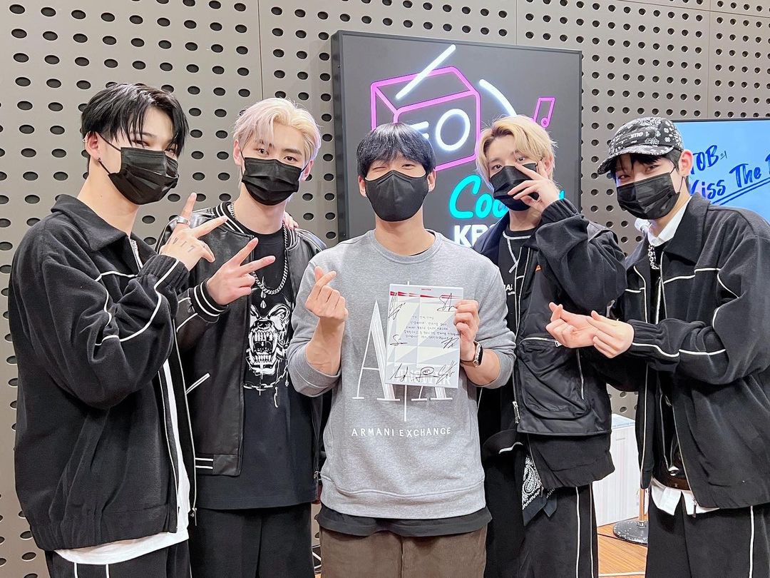 enhypenupdates's tweet photo. [INSTAGRAM] 220115

@/btob.kiss.the.radio Instagram Update with Jake, Sunghoon, Sunoo, and Ni-ki

(1/2)

@ENHYPEN_members @ENHYPEN #ENHYPEN #엔하이픈 https://t.co/yO85JXR6W7